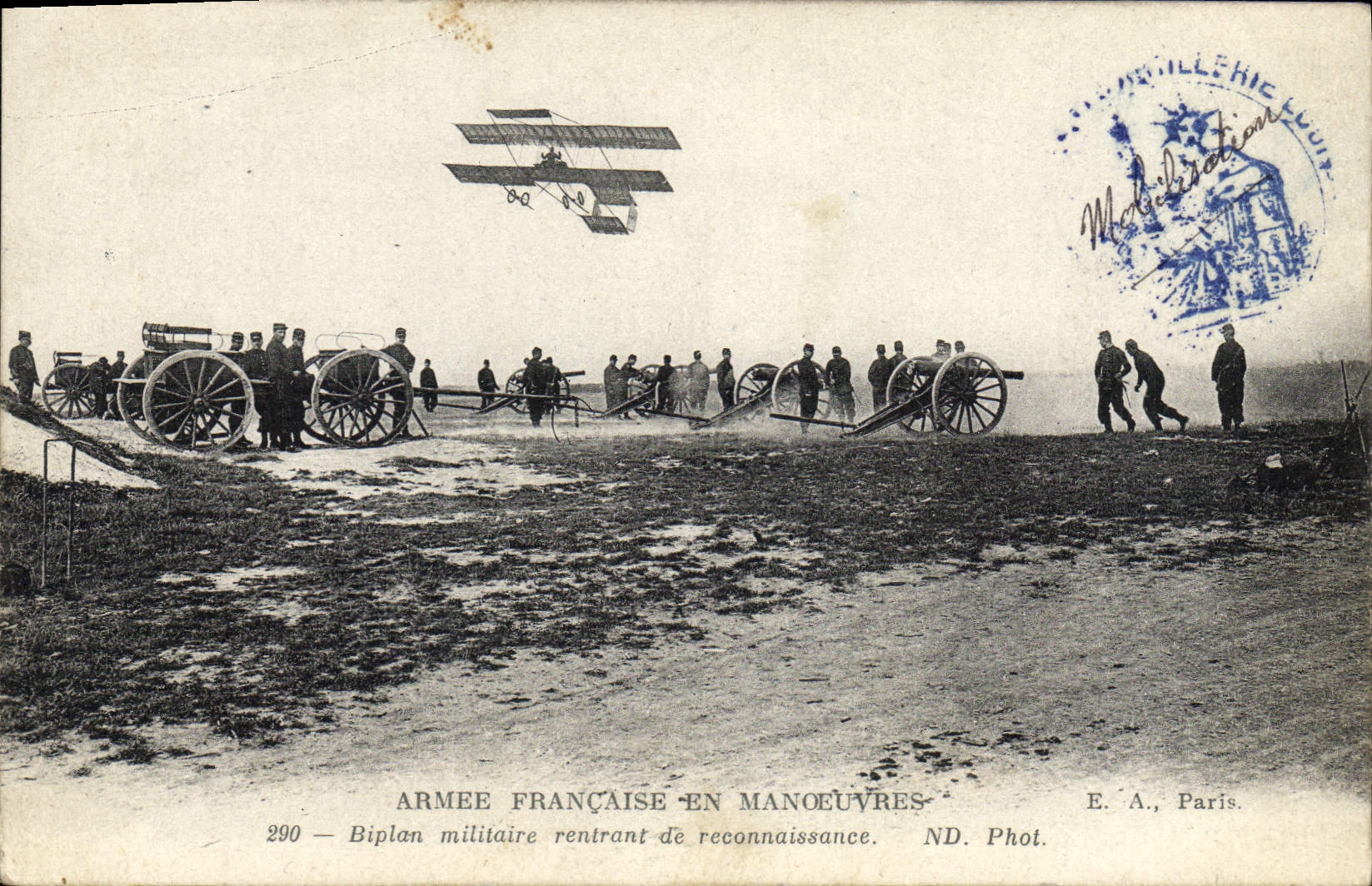 CPA Militaria Manoeuvres Biplan militaire rentrant de reconnaissance Avion