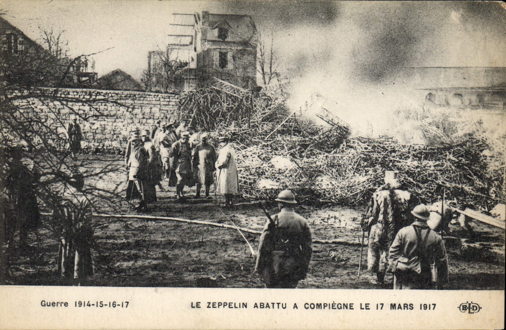 CPA Militaria Le zeppelin abattu a Compiegne le 17 mars 1917