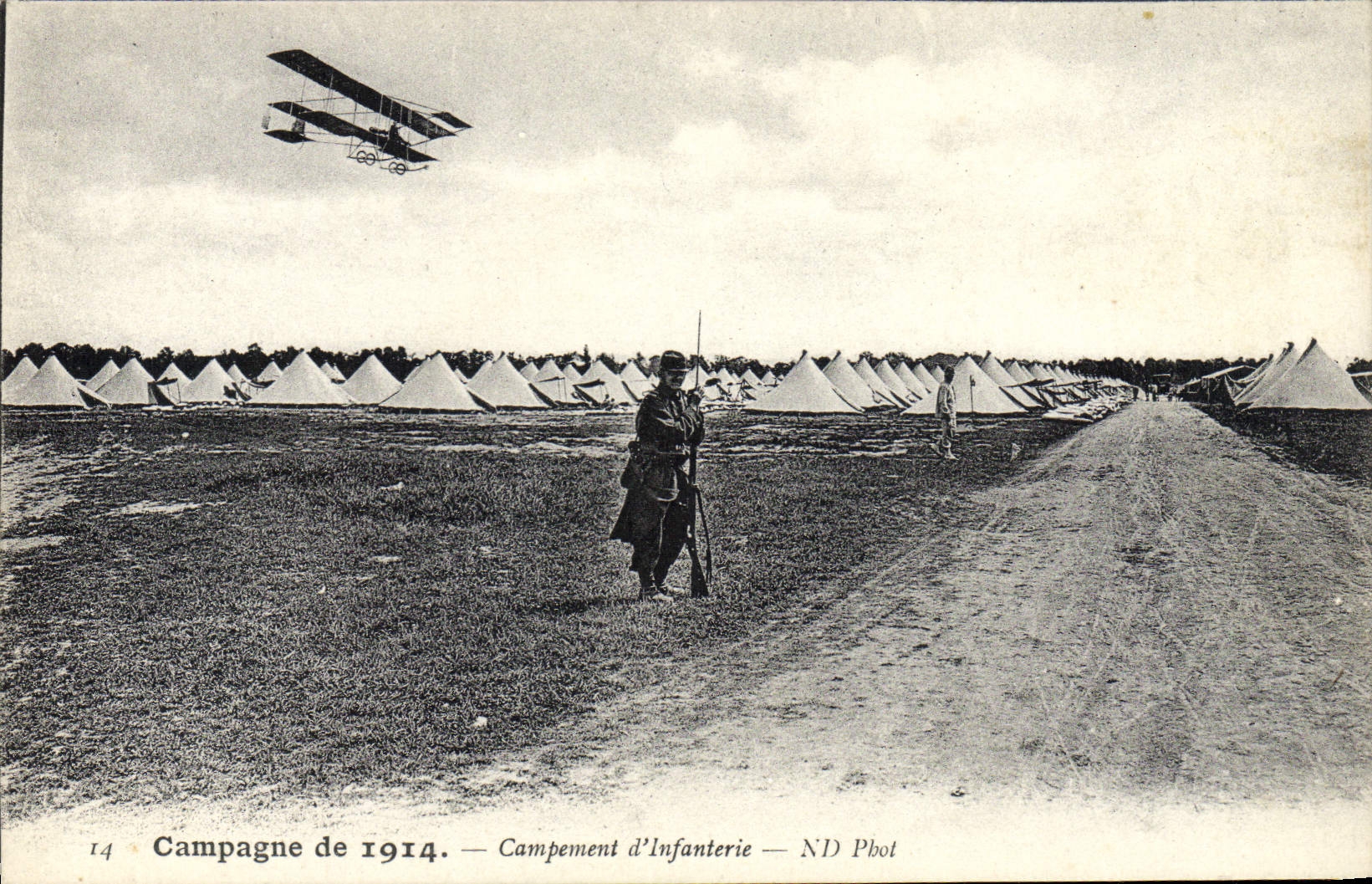 VINTAGE POSTCARD Militaria Countryside of 1914 Camping of infantry Plane