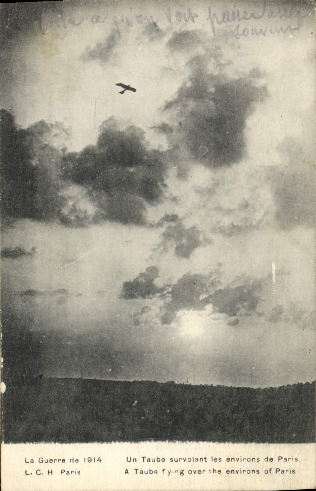 VINTAGE POSTCARD Militaria a taube flying over the surroundings of Paris