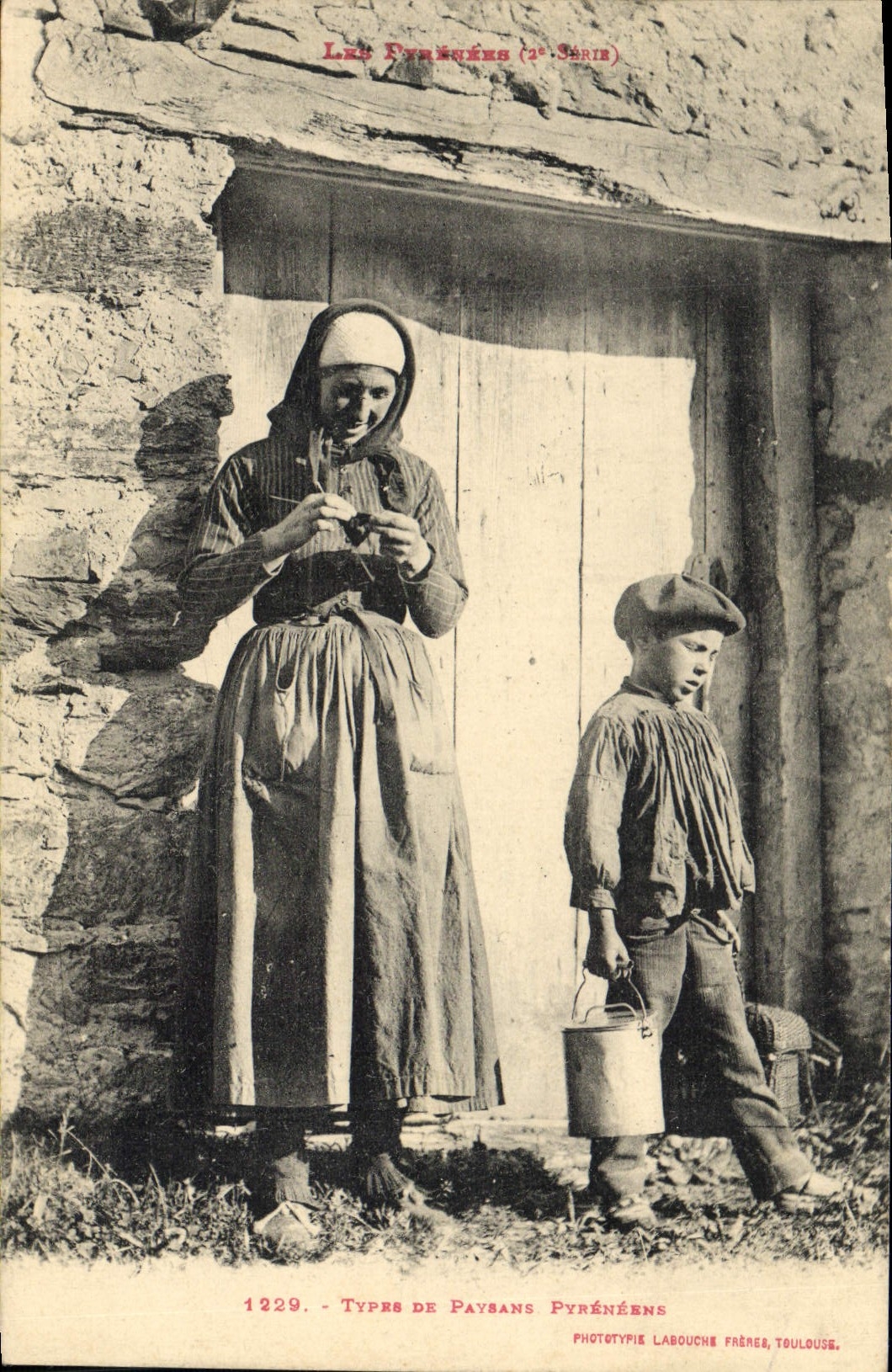 CPA Folklore Type de paysans pyreneens Pyrenees