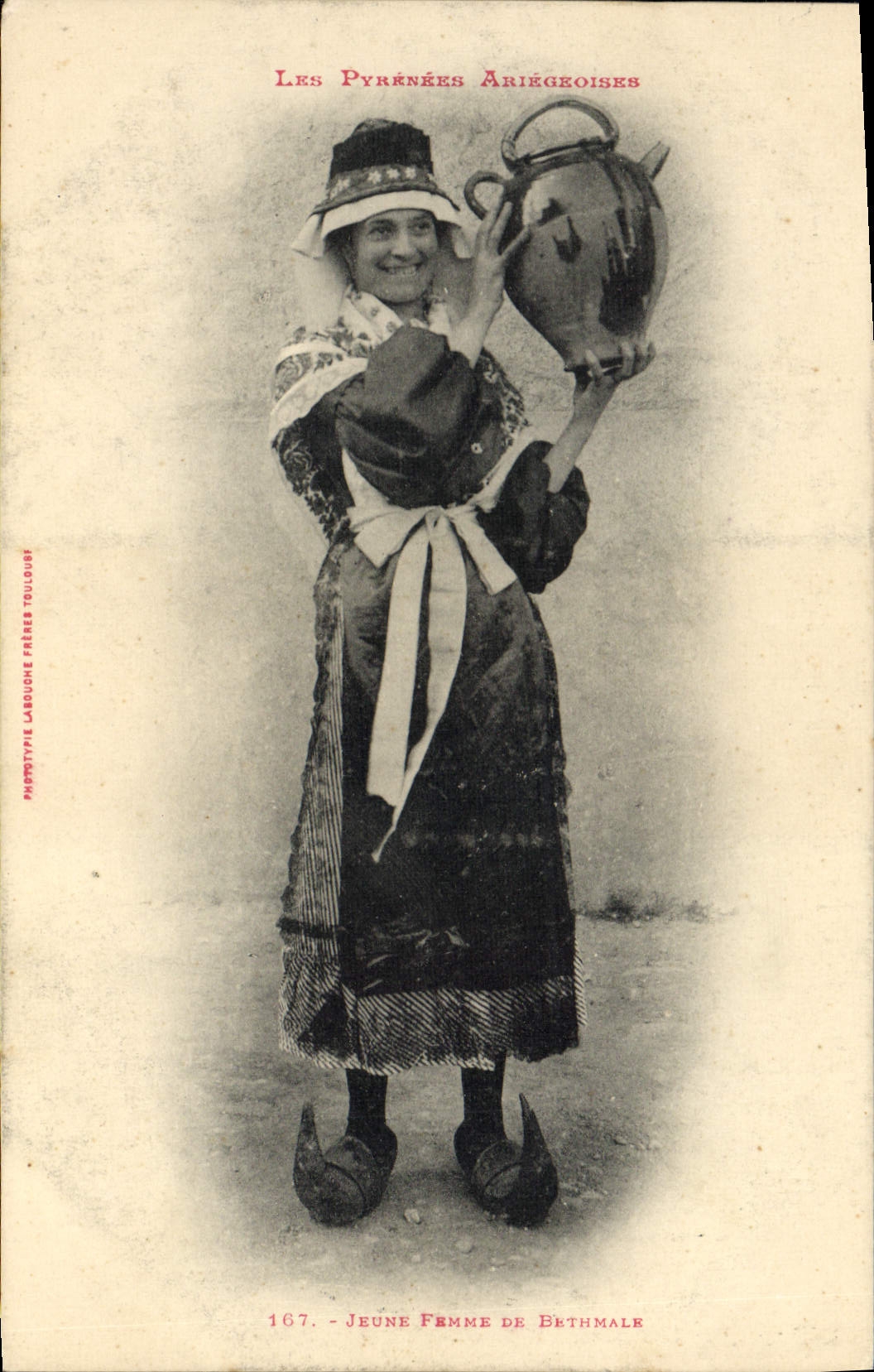 CPA Folklore Pyrenees Ariegeoises Jeune femme de Bethmale 
