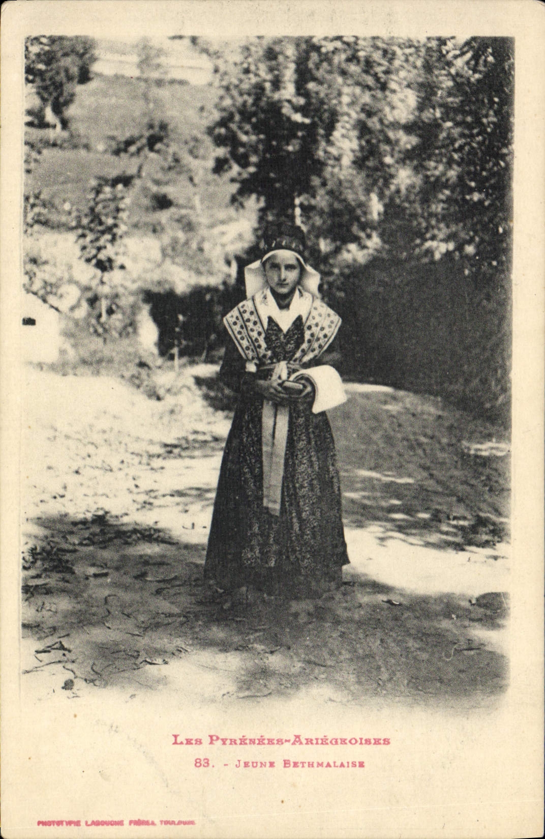 CPA Folklore Pyrenees Ariegeoises Jeune Bethmalaise