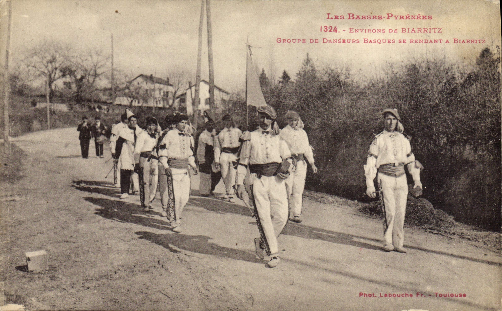 VINTAGE POSTCARD Folklore the Low Pyrenees Environs of going Biarritz Groupe Basque dancers has Biarritz