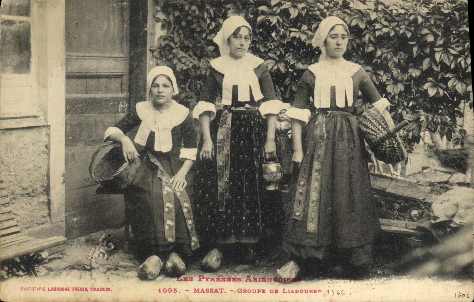 CPA Folklore Pyrenees Ariegeoises Massat Groupde Liaboures Femmes