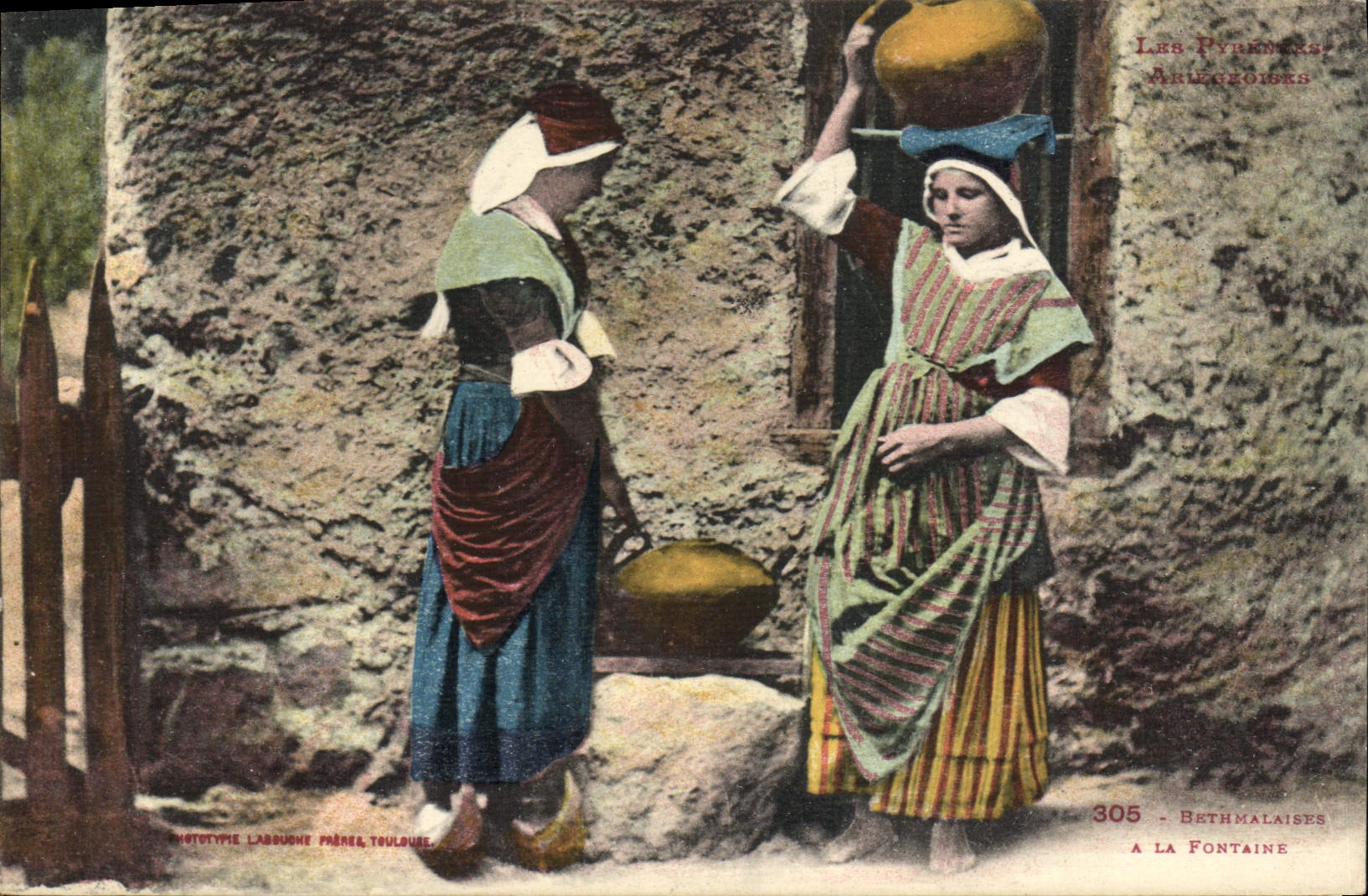 CPA Folklore Pyrenees Bethmalaises a la fontaine 