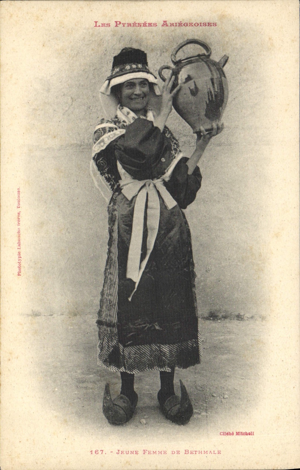CPA Folklore Pyrenees Ariegeoises Jeune femme de Bethmale 