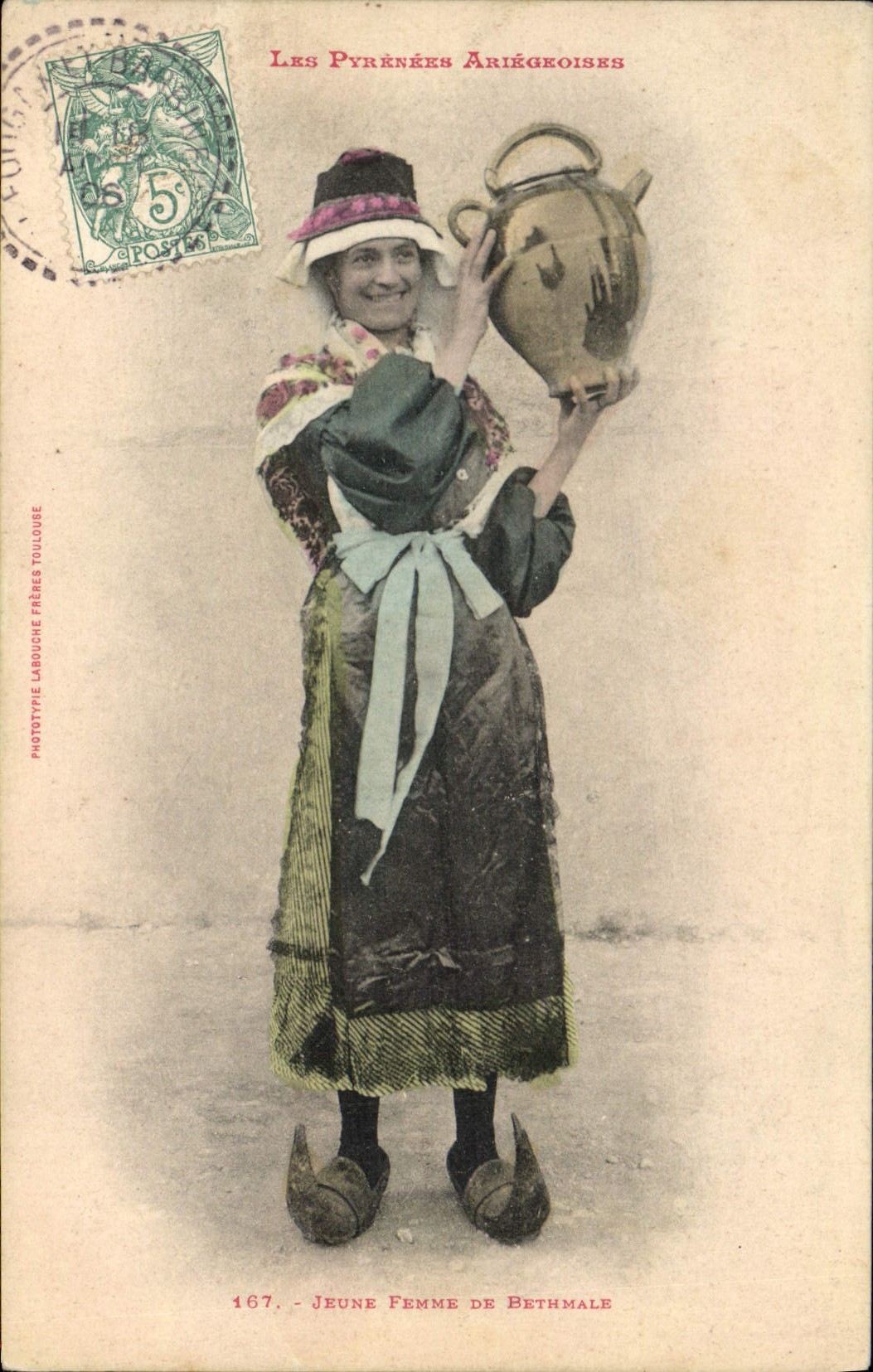 CPA Folklore Pyrenees Ariegeoises Jeune femme de Bethmale 