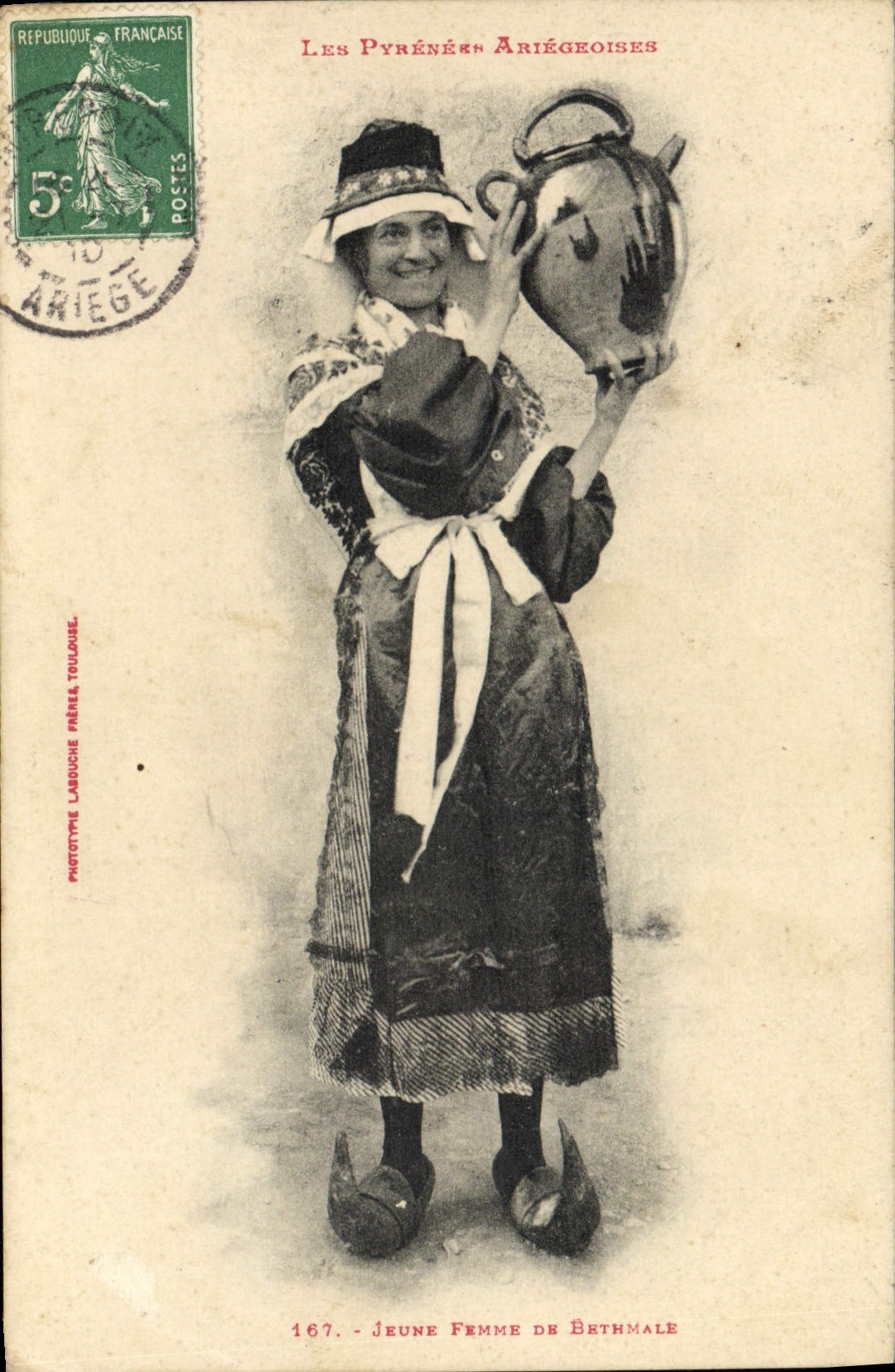 CPA Folklore Pyrenees Ariegeoises Jeune femme de Bethmale 