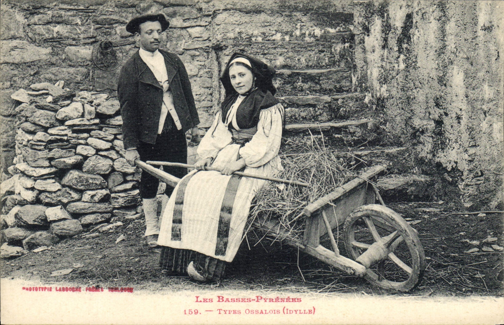 CPA Folklore Basses Pyrenees Types Ossalois Idylle 