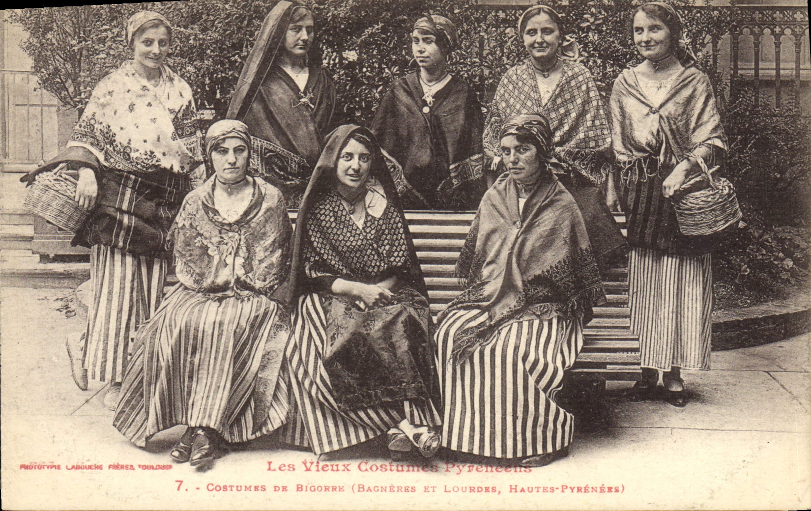 CPA Folklore Pyrenees Costumes de Bigorre Bagneres et Lourdes Hautes Pyrenees 