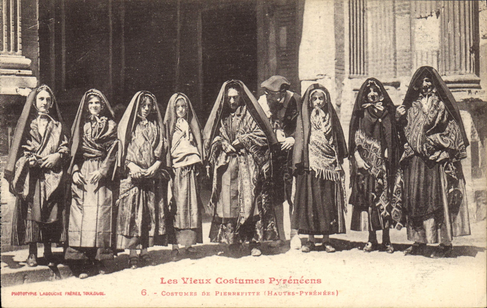 CPA Folklore Pyrenees Costumes de Pierrefitte Hautes Pyrenees 