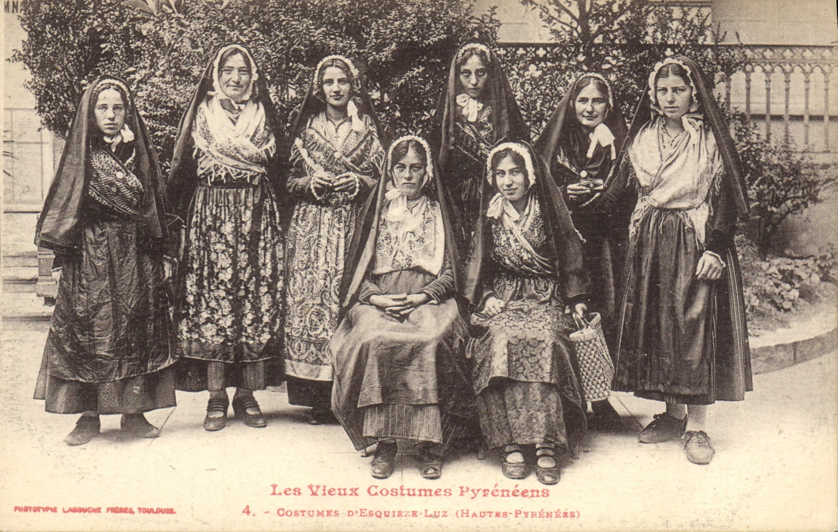 CPA Folklore Pyrenees Costumes d'Esquieze Luz Hautes Pyrenees 