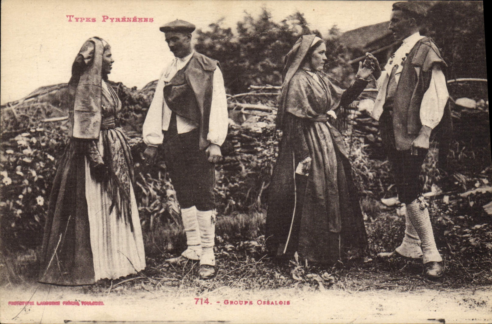 CPA Folklore Pyrenees Groupe Ossalois 