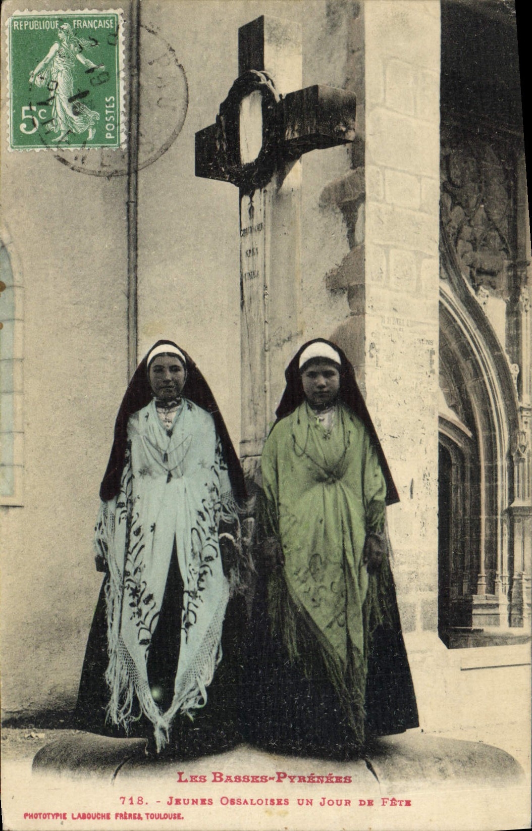 CPA Folklore Basses Pyrenees Jeunes Ossaloises un jour de fete 