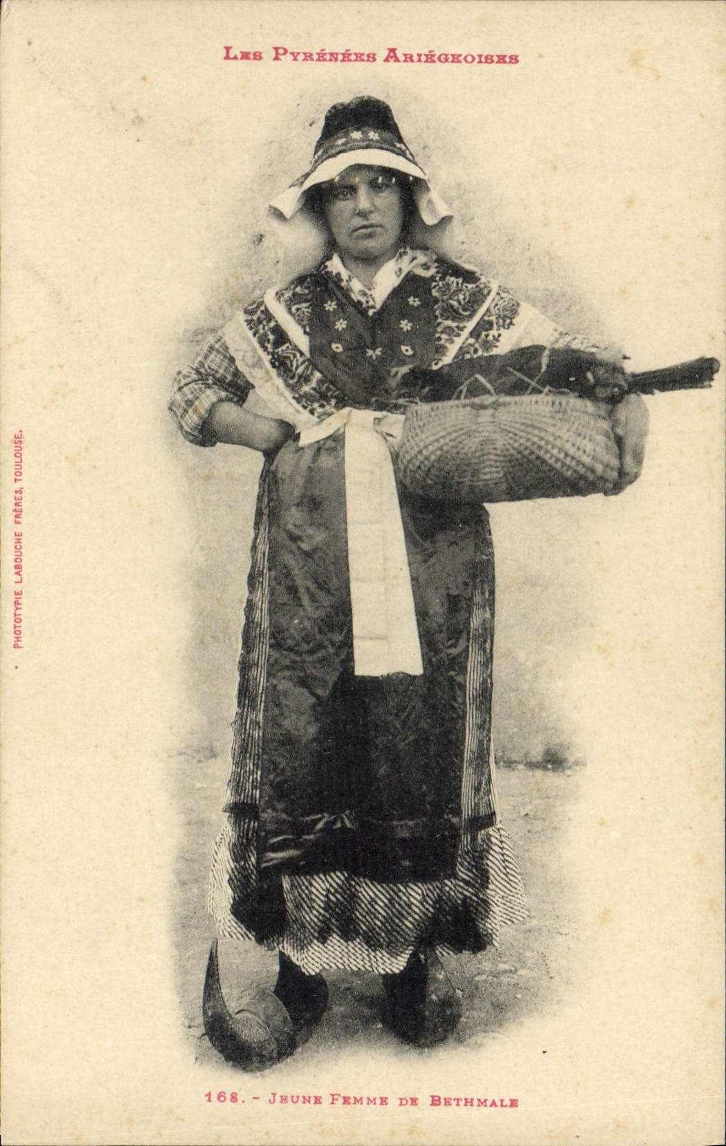 CPA Folklore Pyrenees Ariegeoises Jeune femme de Bethmale