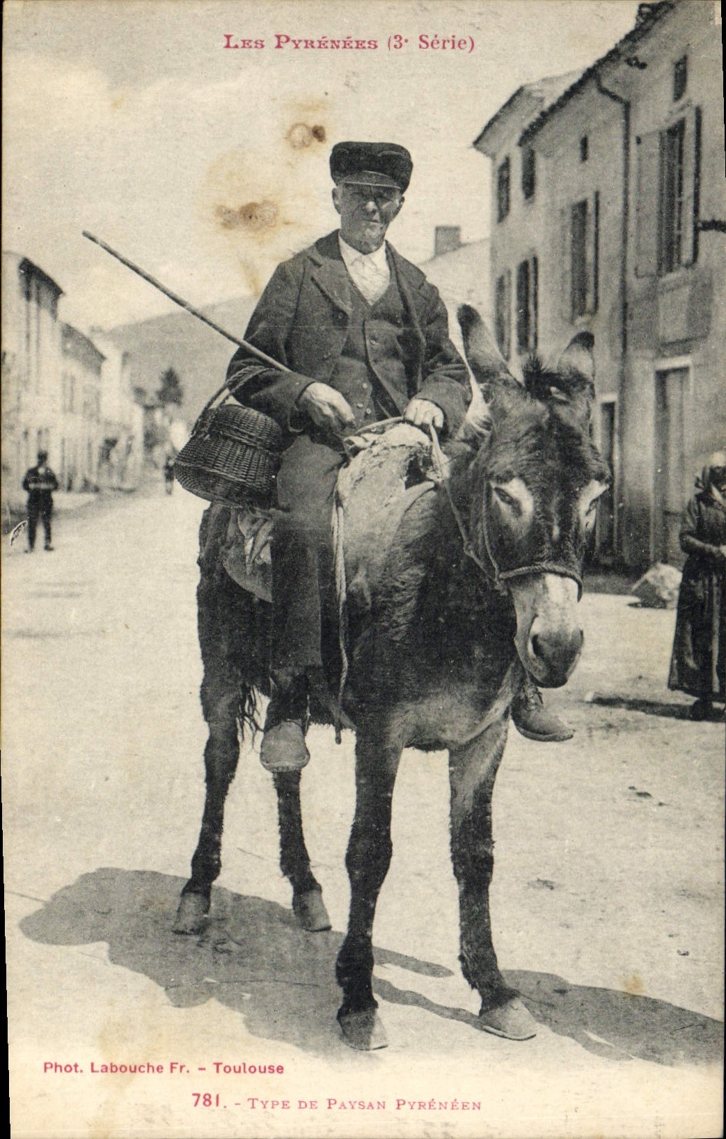 CPA Folklore Pyrenees Type de paysan pyreneen Ane mule