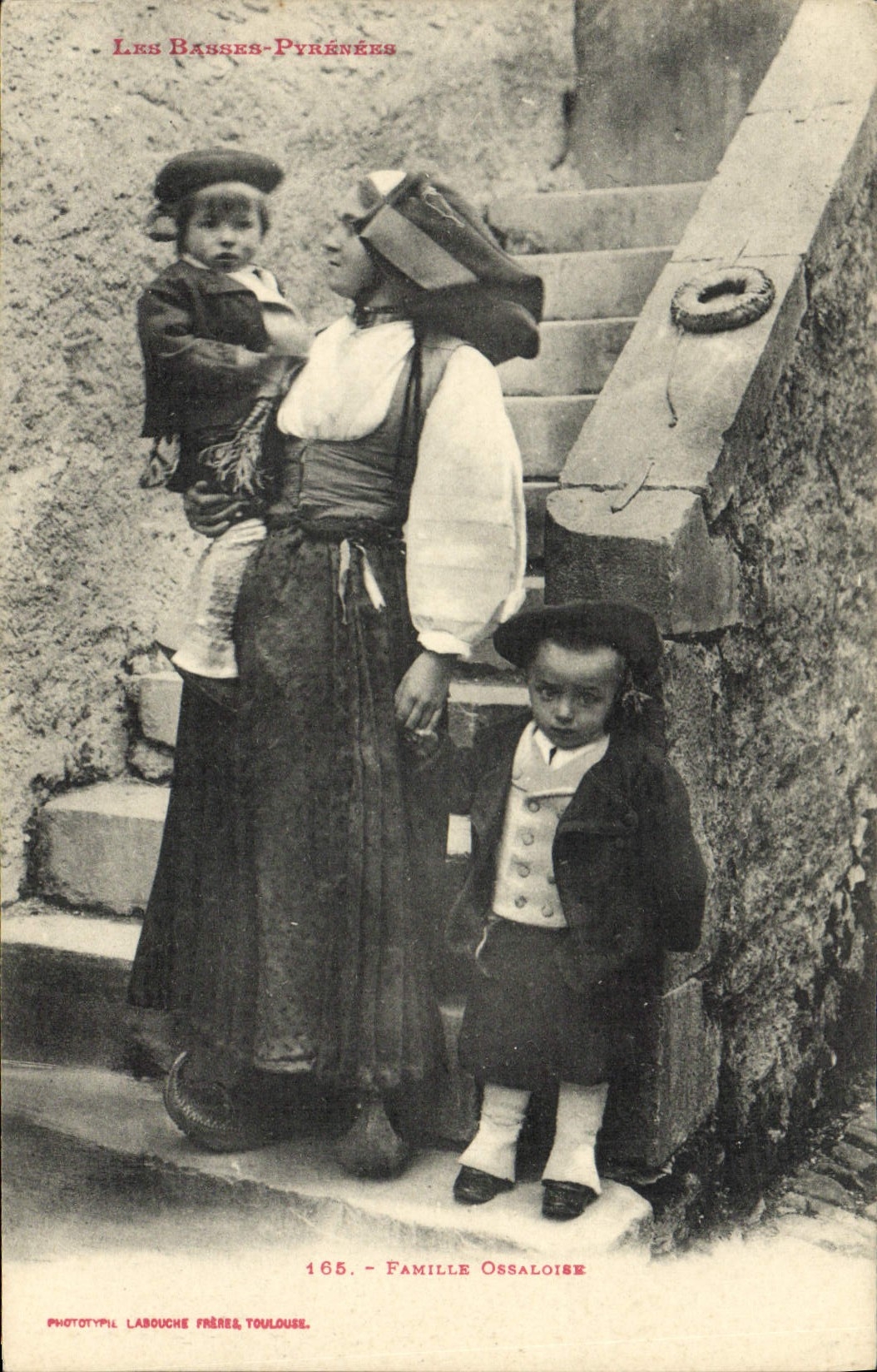 CPA Folklore Basses Pyrenees Famille ossaloise Enfants Femme