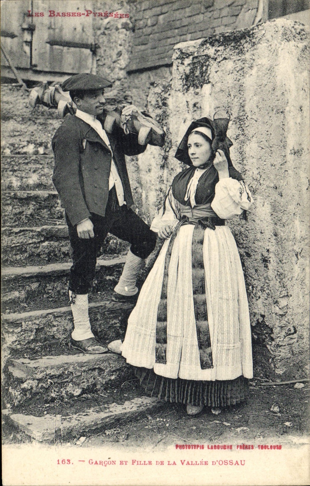 CPA Folklore Basses Pyrenees Garcon et fille de la vallee d'Ossau