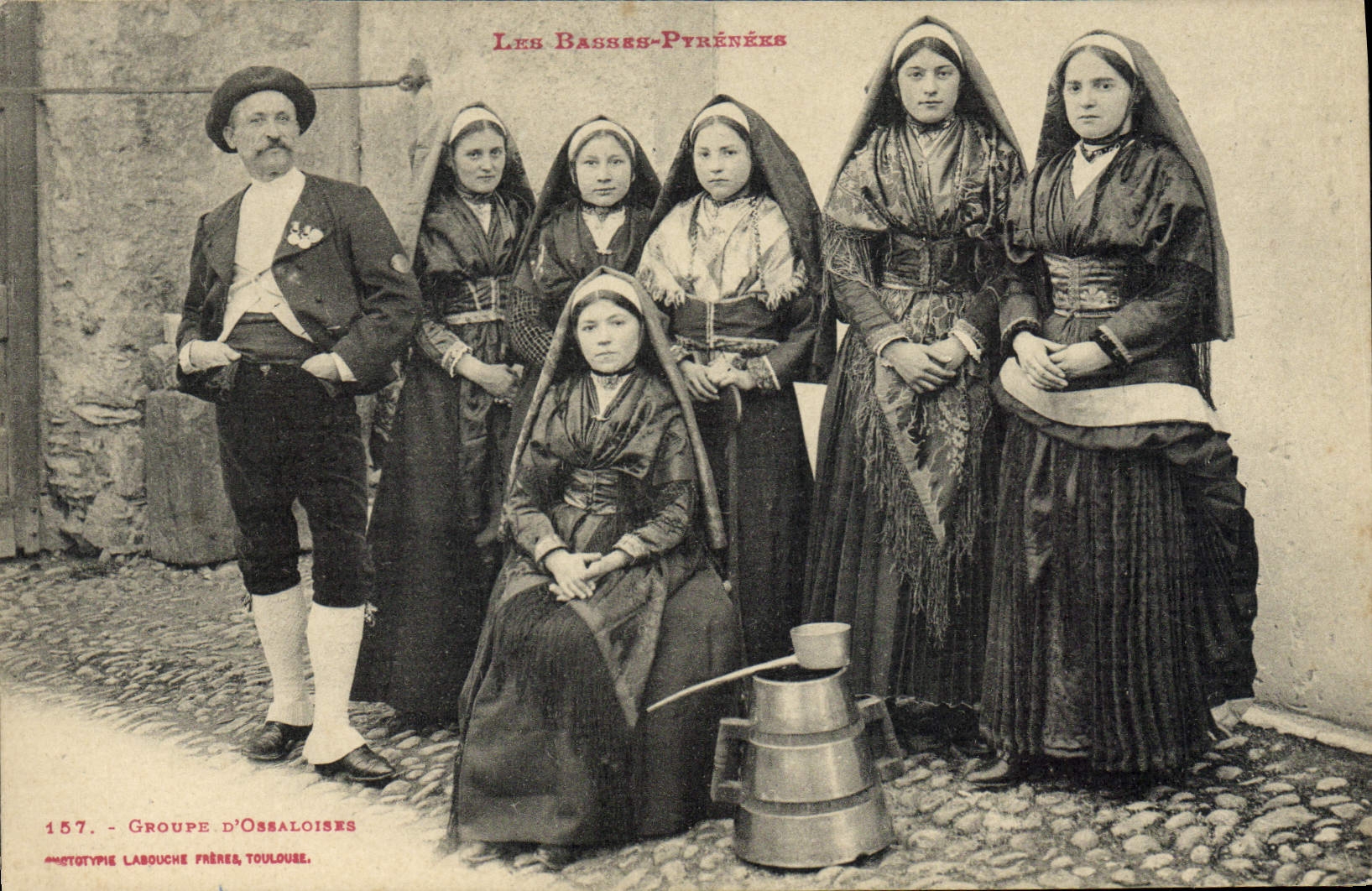 CPA Folklore Basses Pyrenees Groupes d'Ossaloises 
