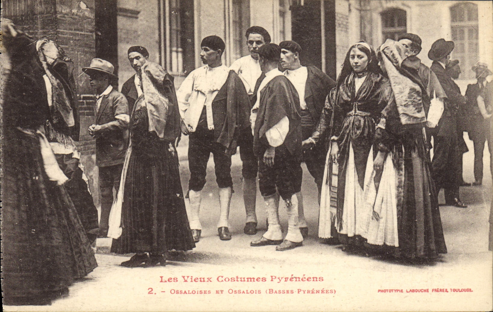 CPA Folklore Pyrenees Ossaloises et Ossalois Basses Pyrenees