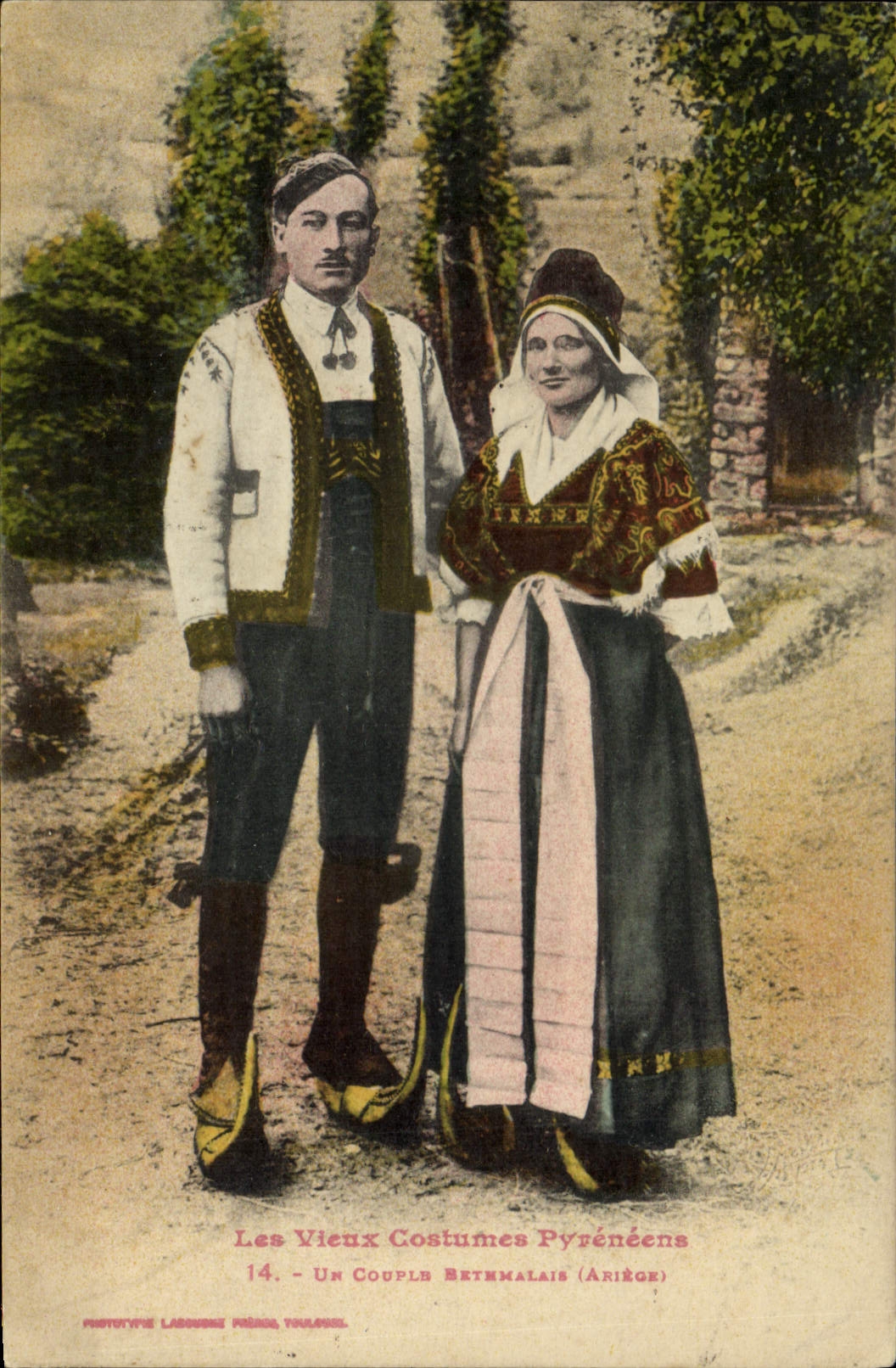 CPA Folklore Pyrenees Un couple Bethmalais Ariege