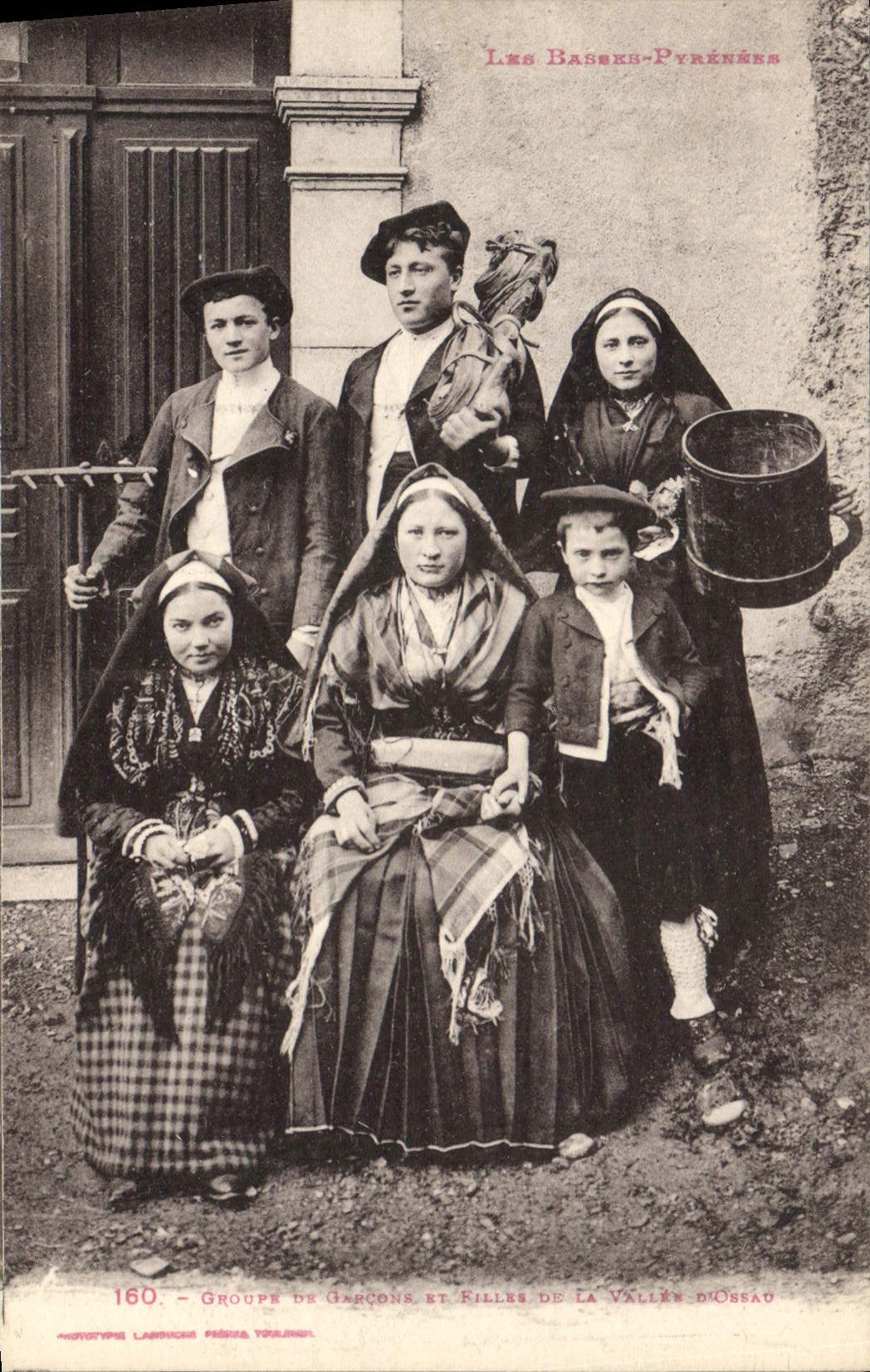 CPA Folklore Pyrenees Groupe de garcons et filles de la vallee d'Ossau 