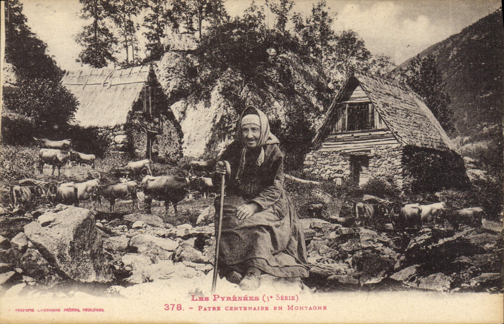 CPA Folklore Pyrenees Patre centenaire en montagne