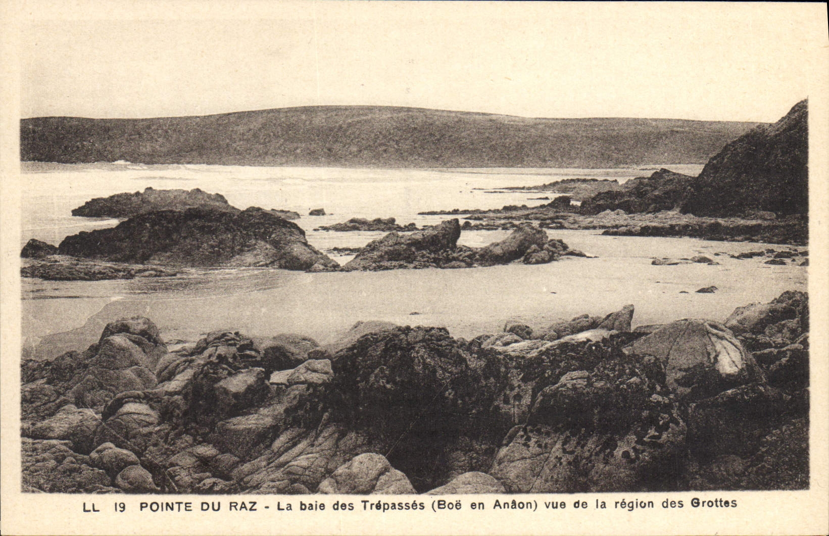 VINTAGE POSTCARD Pointe Of the Strong current the Bay Of Trespass Boe in Anaon seen of the area of the caves
