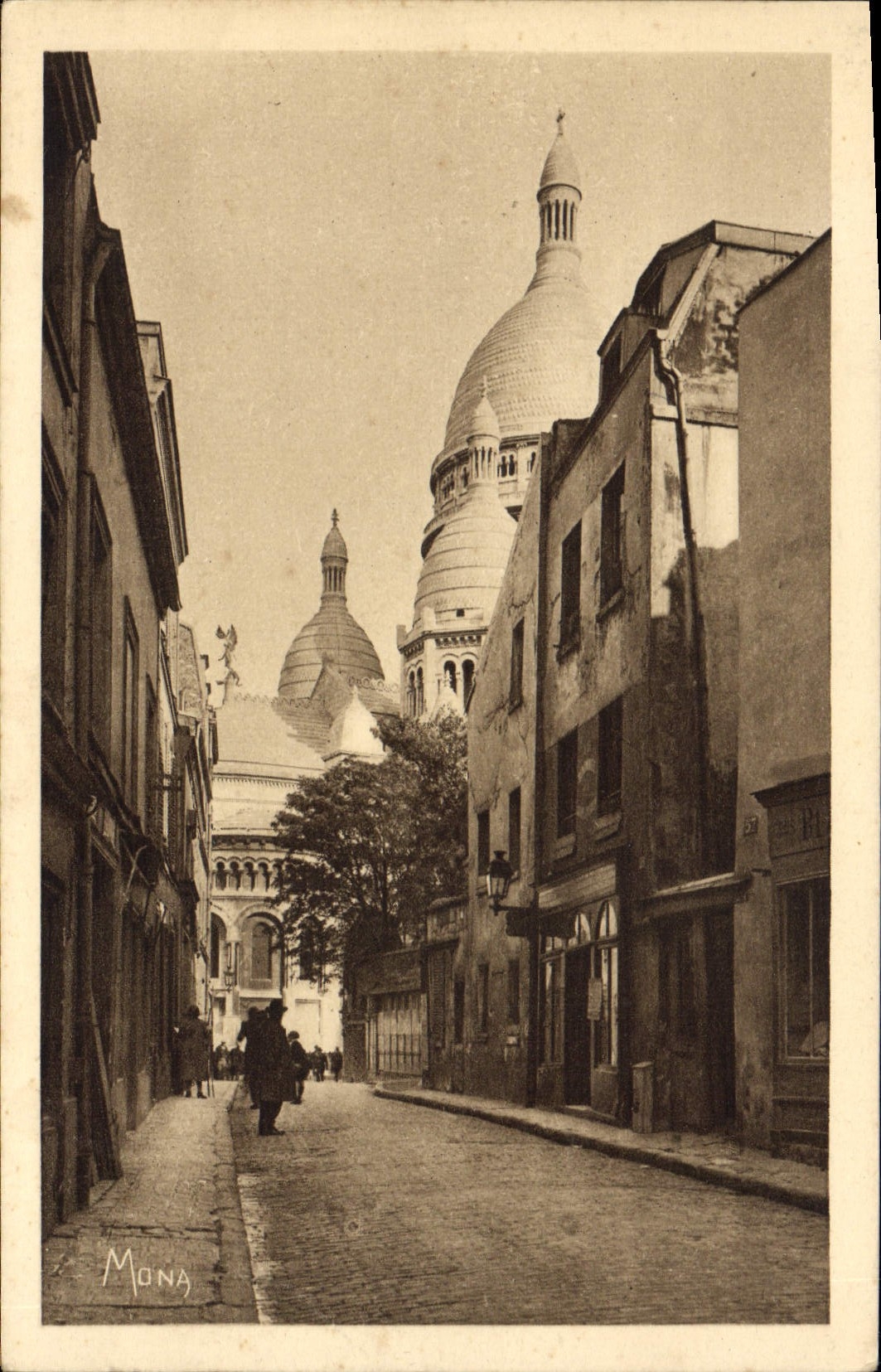 CPA Paris Montmartre La Rue Du Chevalier de la Barre et la basilique du Sacre Coeur 