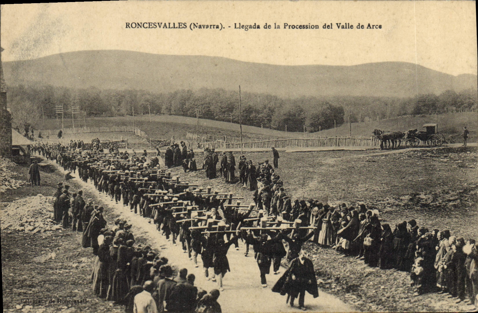VINTAGE POSTCARD Roncesvalles It of the procession del Valle de Arca