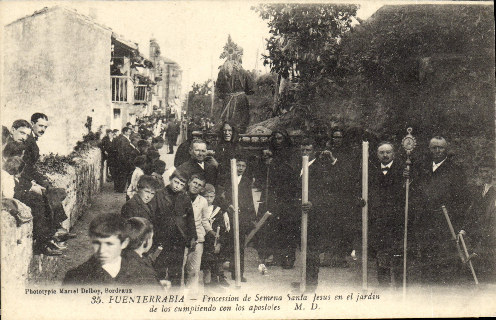 VINTAGE POSTCARD Fuenterrabia Procession of Ssemena Santa Jesus in el garden of los cumpliendo idiot los apostoles