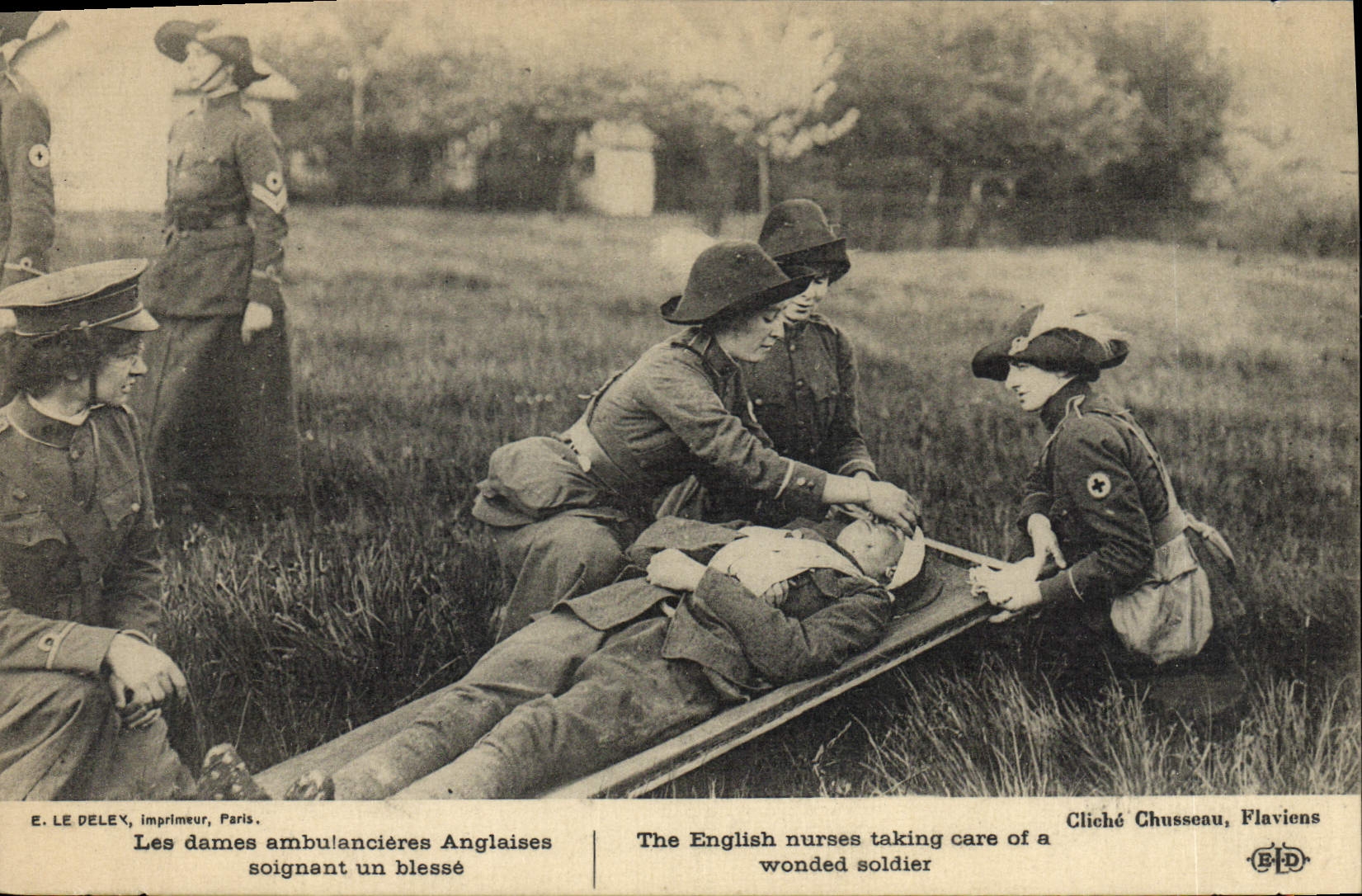 VINTAGE POSTCARD the English ladies ambulancieres looking after one wounds Militaria