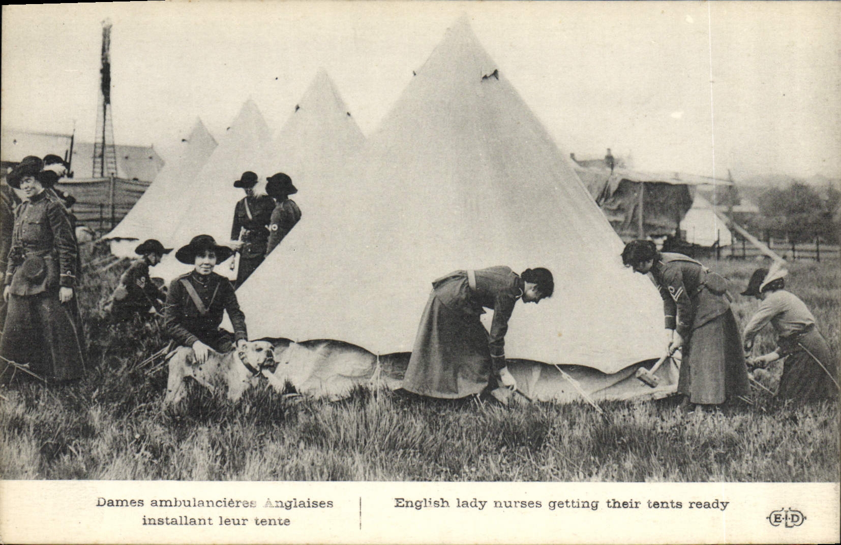CPA Dames ambulancieres installant leur tente 
