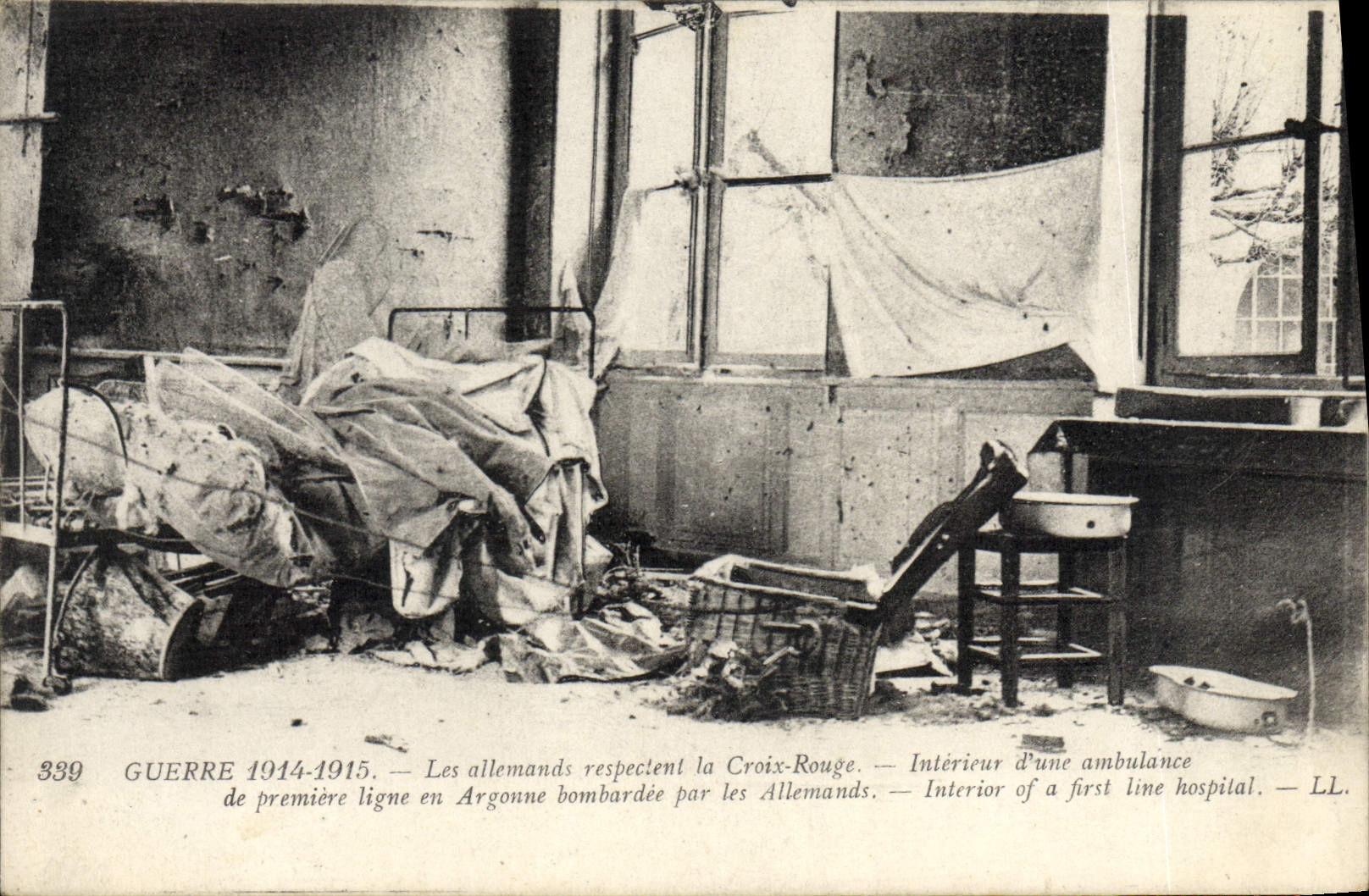 CPA Les allemands respectent la Croix Rouge Interieur d'une ambulance de premiere ligne en Argonne Militaria 