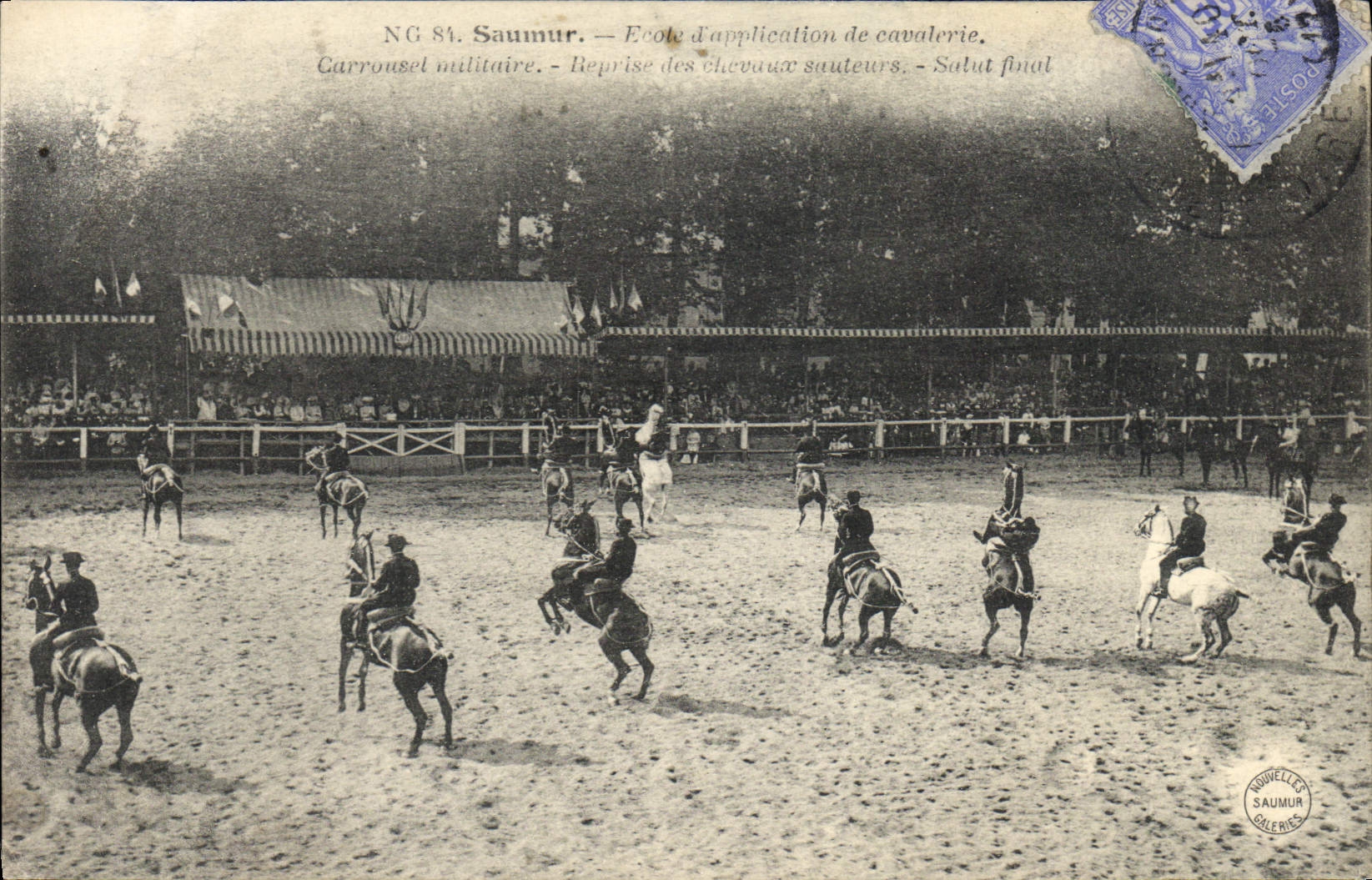 Escuela de Hippisme Saumur del caballo de la POSTAL de la VENDIMIA del uso del carrusel militar de la caballería tomado otra vez de los caballos de salto