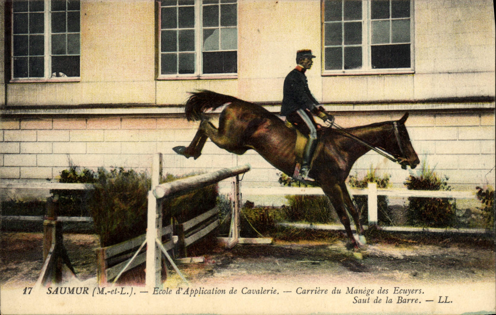 CPA Cheval Hippisme Saumur Ecole d'application de cavalerie Carriere du manege des ecuyers Saut de la barre