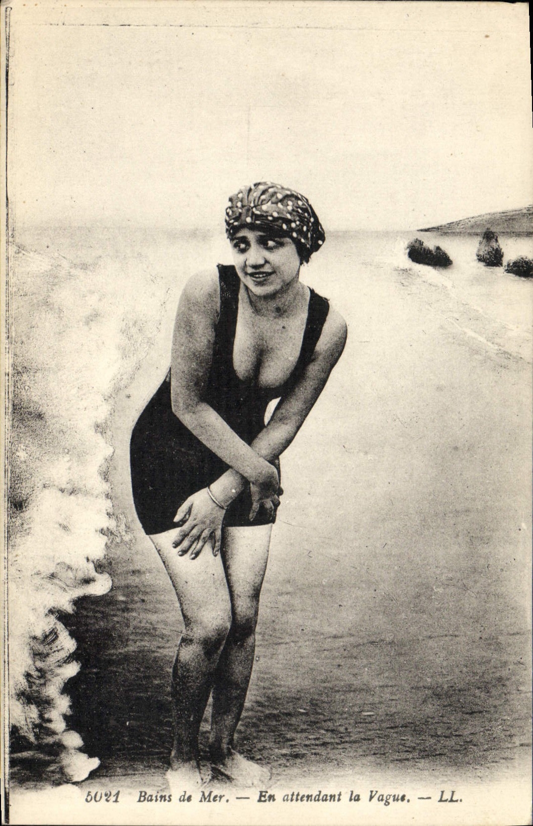 VINTAGE POSTCARD Woman Bathing suit of sea While waiting for the wave