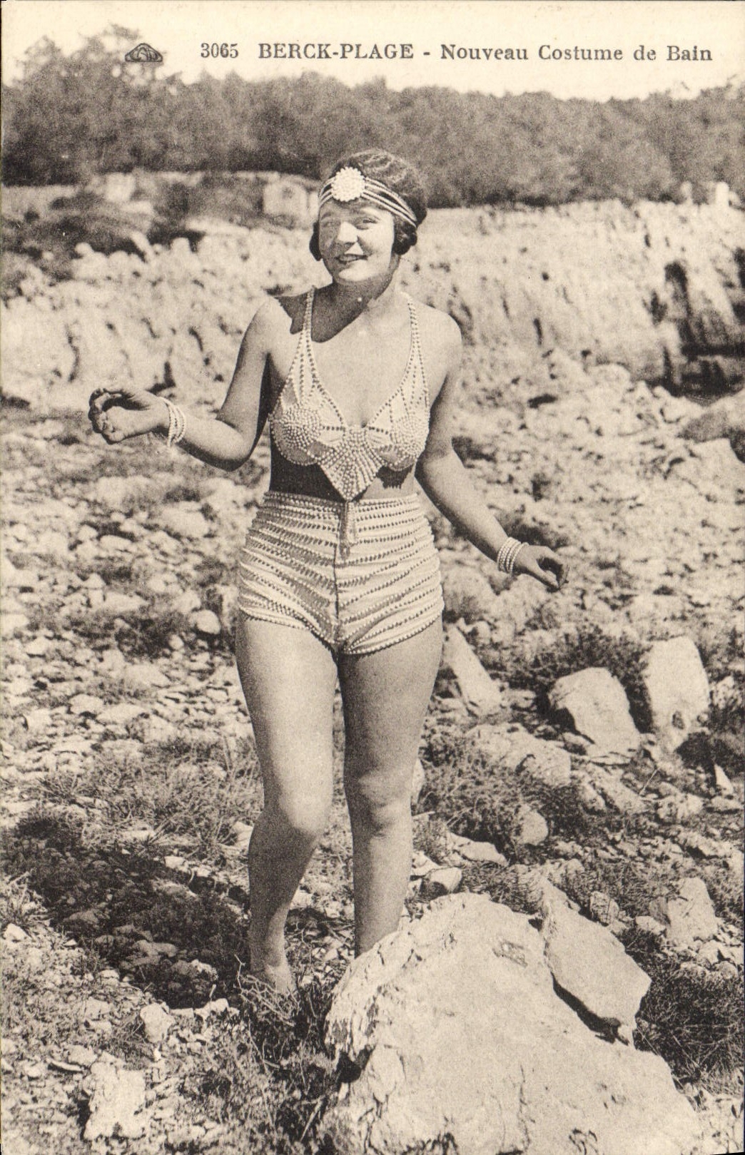 VINTAGE POSTCARD Woman Bathing suit Beck Beach New bathing costume