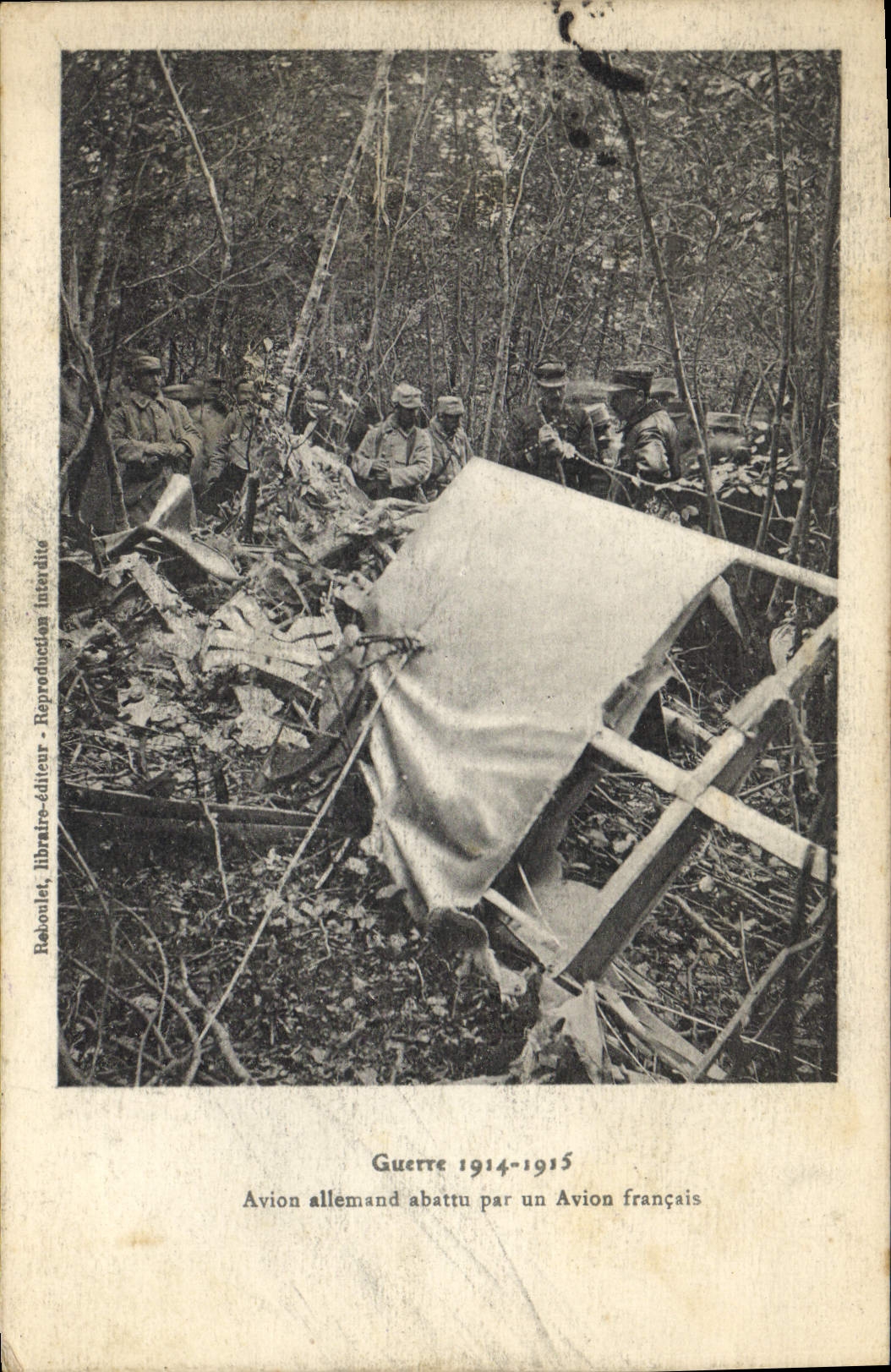CPA Militaria Avion allemand par un avion francais