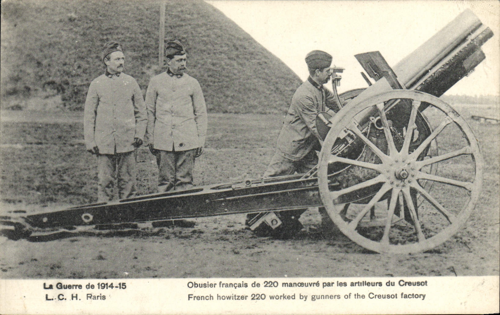 CPA Militaria Obusier francais de 220 manoeuvre par les artilleurs du Creusot 