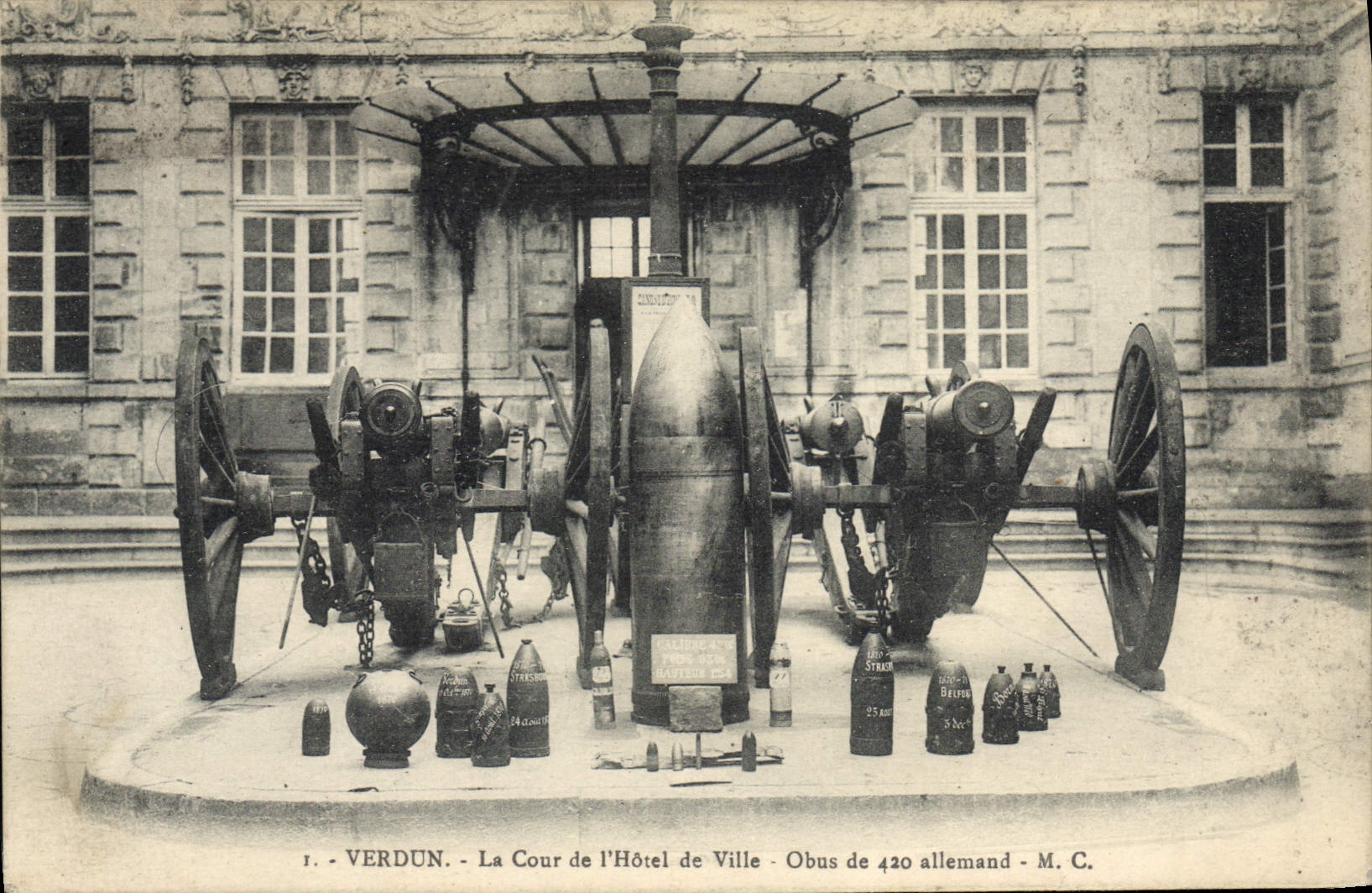 CPA Militaria Verdun la cour de l'hotel de ville Obus de 420 allemand 