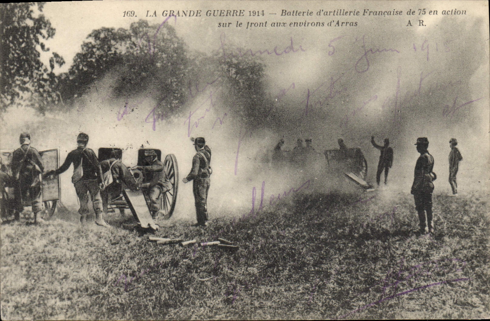 CPA Militaria Batterie d'artillerie francaise de 75 en action sur le front aux environs d'Arras