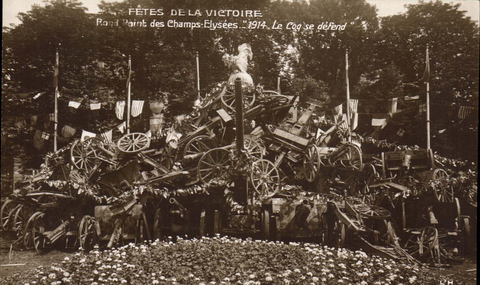 CPA Militaria Fetes de la Victoire Rond point des Champs Elysees Le coq se defend 