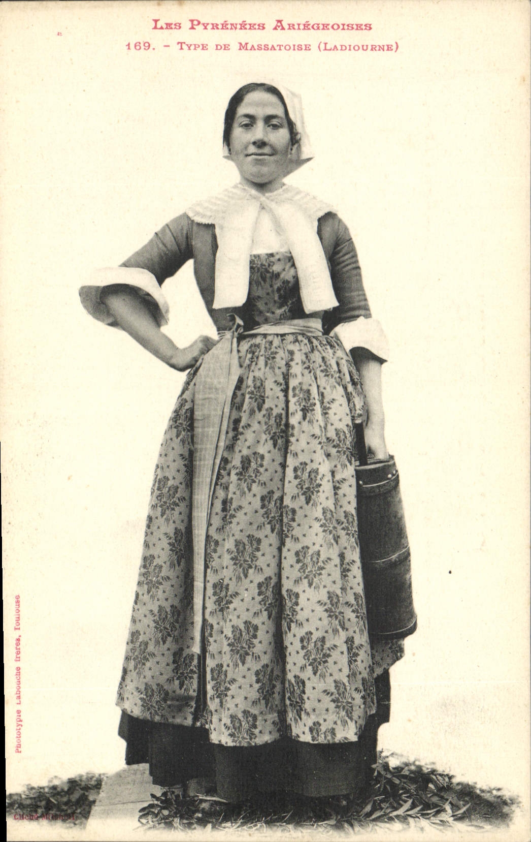 CPA Folklore Pyrenees Ariegeoises Type de Massatoise Ladiourne 