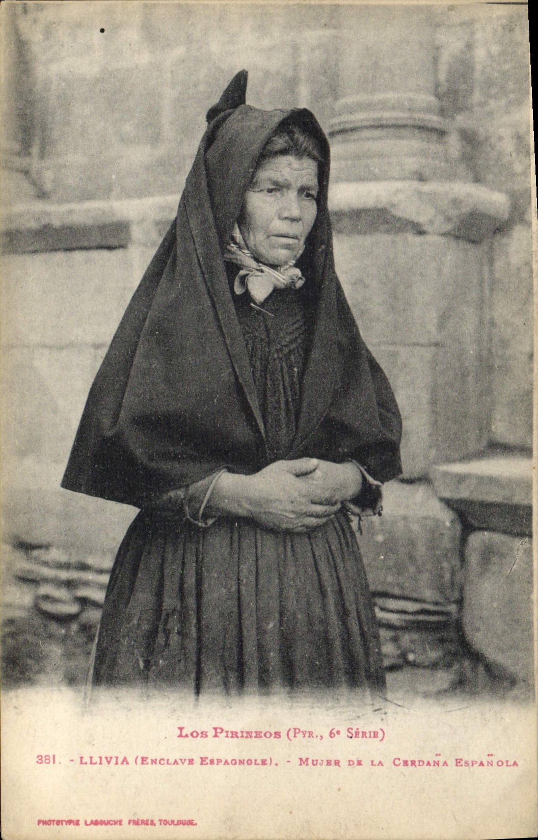 CPA Folklore Los Pirineos Llivia Enclave espagnole Mujer d ela Cerdana Espanola 