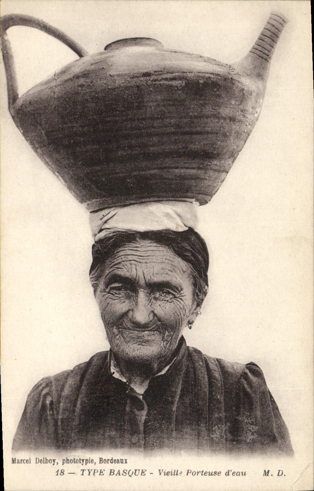 CPA Folklore Type basque Vieille porteuse d'eau
