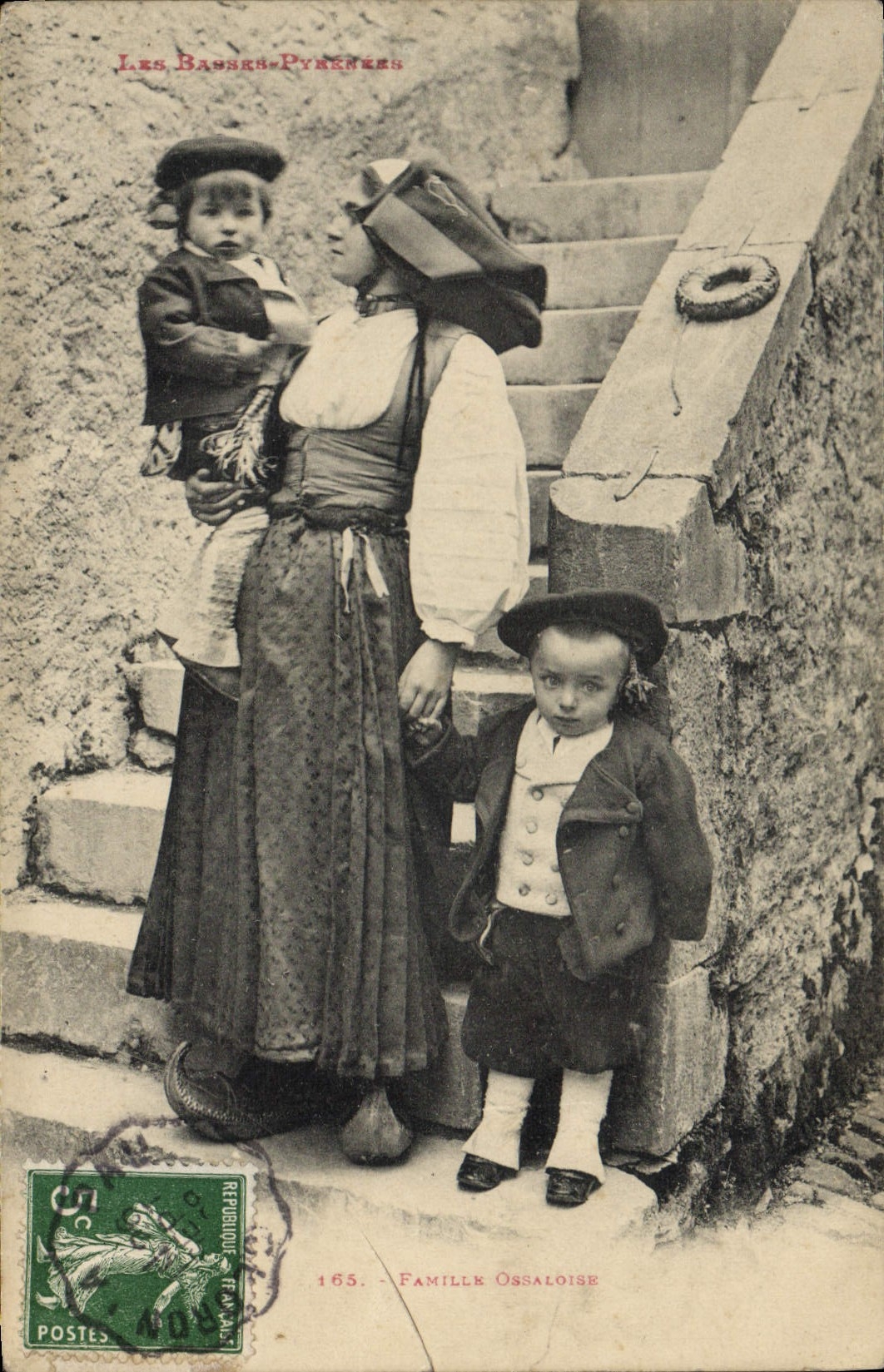CPA Folklore Basses Pyrenees Famille Ossaloise Enfants 