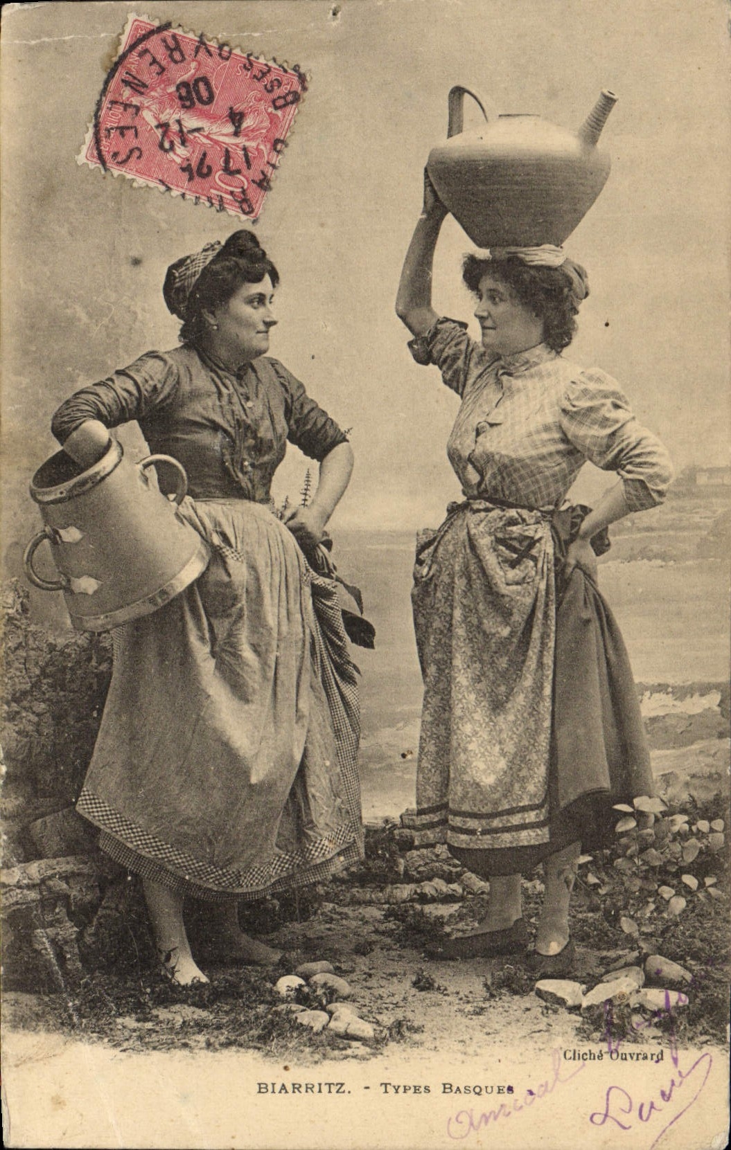 CPA Folklore Femmes Biarritz Types basques