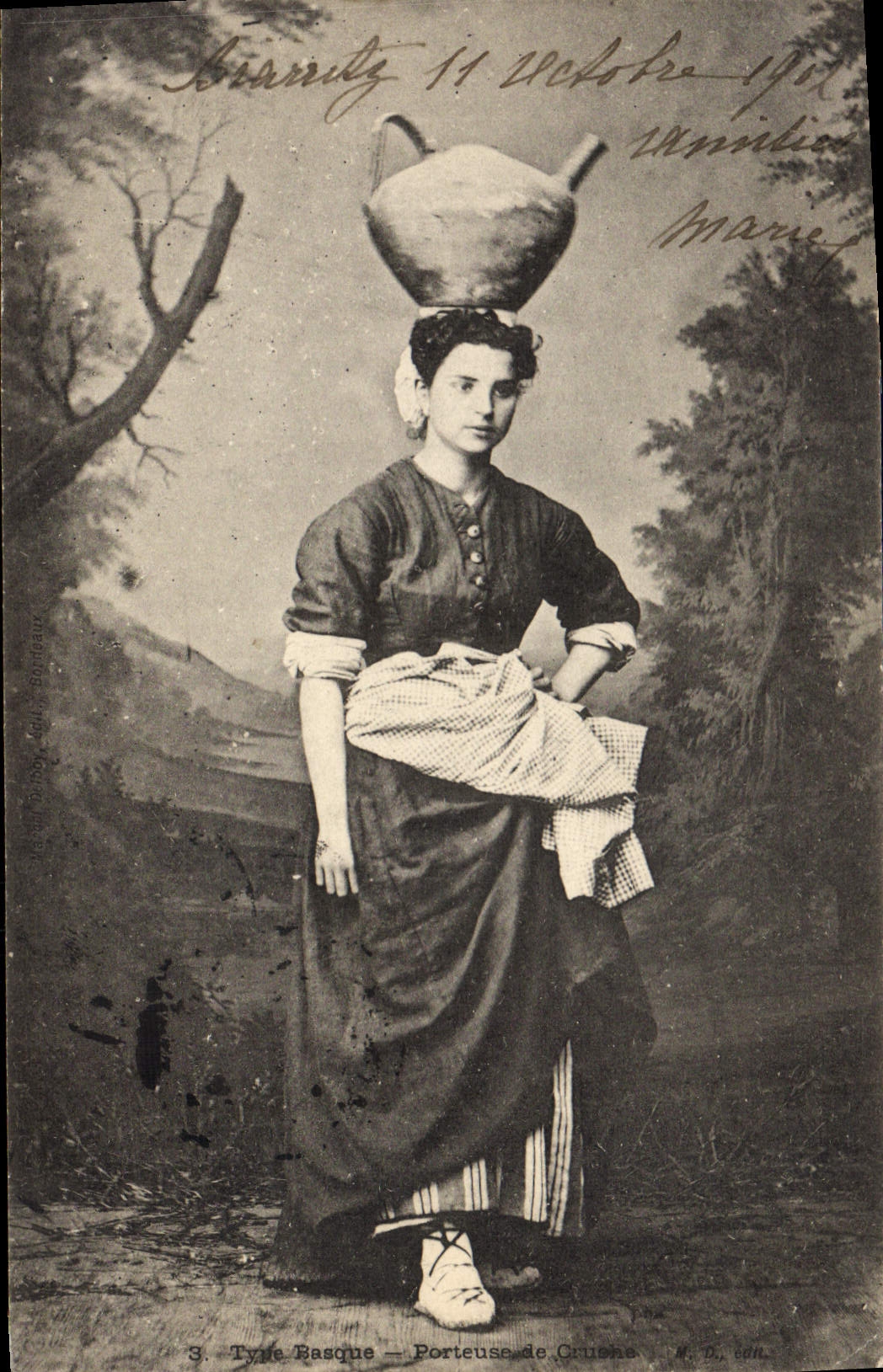 CPA Folklore Type basque Porteuse de Cruche 